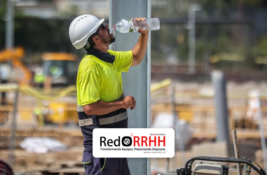 El artículo 184 del Código del Trabajo establece el deber general del empleador de adoptar todas las medidas necesarias para proteger eficazmente la vida y salud de las personas trabajadoras, implementando condiciones adecuadas de higiene y seguridad en la faena. Ella incluye la identificación y control de riesgos físicos como el calor extremo.